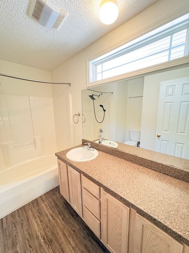 Building Photo - 10 Broadland Cir