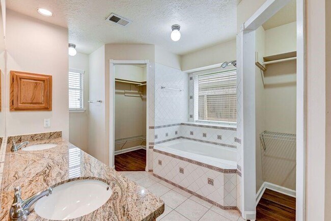 Building Photo - 2107 Collingsfield Dr