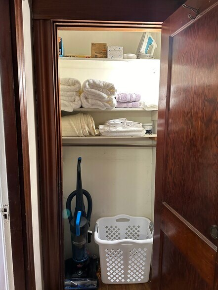 Linen Closet - 2533 Valley View Ct