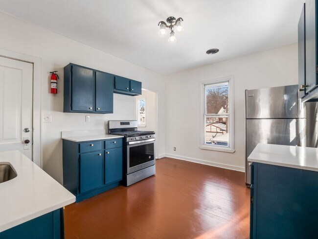 Building Photo - 937 Thomas Ave W