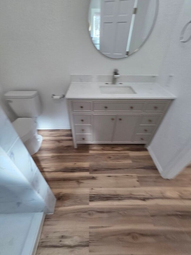 Building Photo - Beautifully Remodeled 3 Bed/2 Bath Apartment