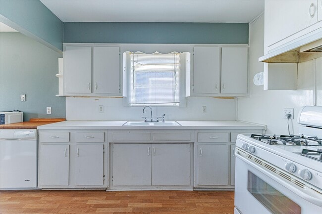 Building Photo - 3017 Colonial Ave