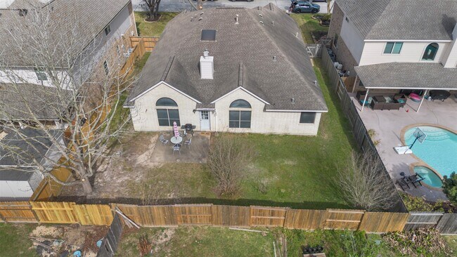 Building Photo - 9211 Memorial Hills Dr