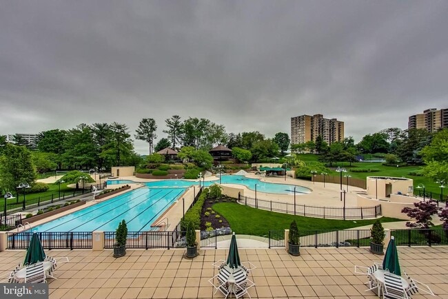 Building Photo - 307 Yoakum Pkwy