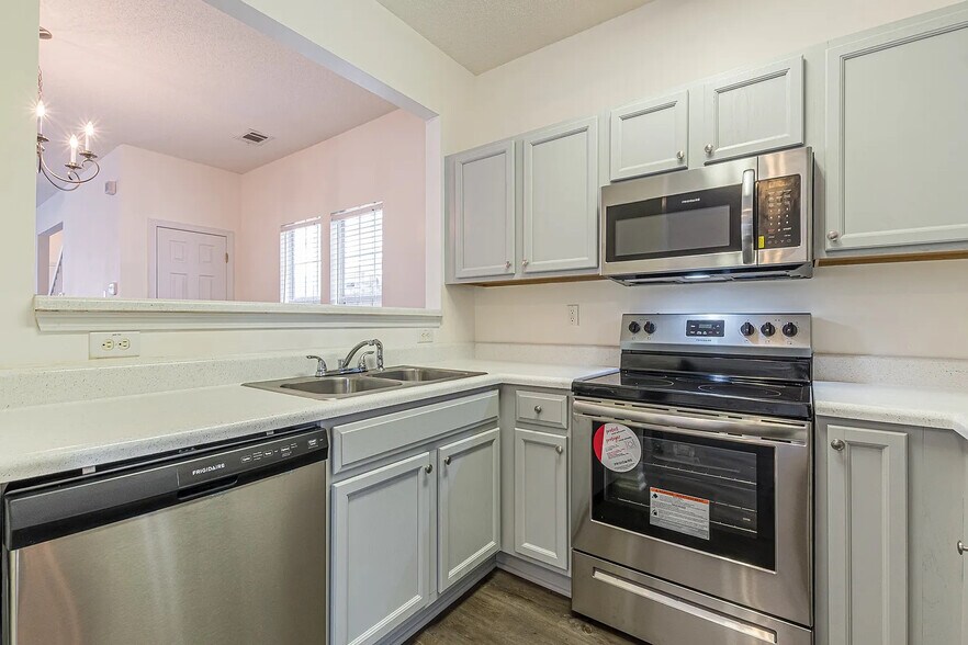 Building Photo - Room in Condo on Ginnis Rd