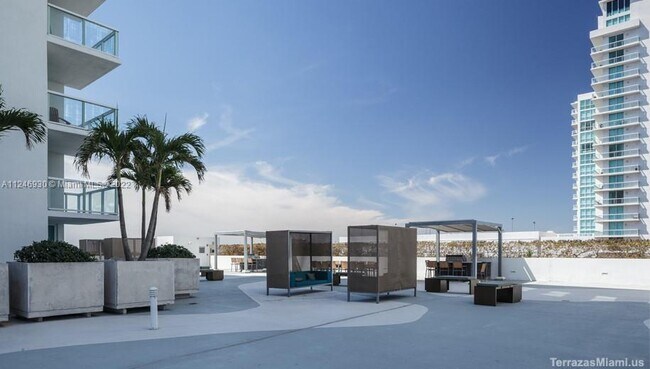 Building Photo - 1861 NW South River Dr