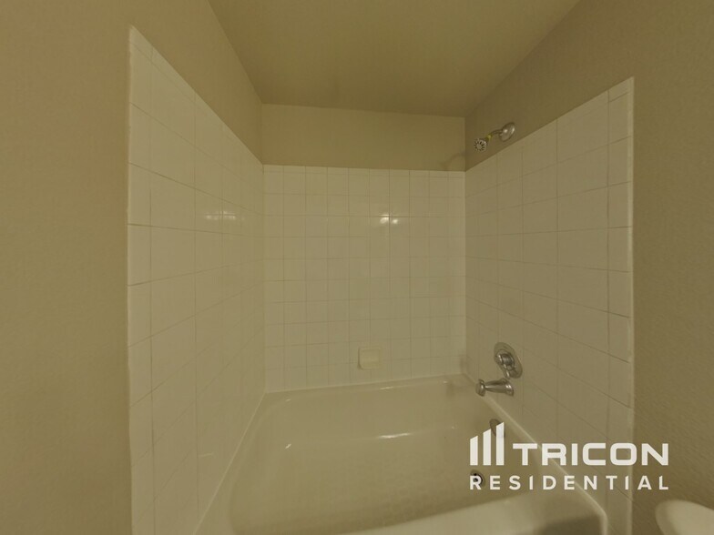 Building Photo - 6659 Silverwind Cir