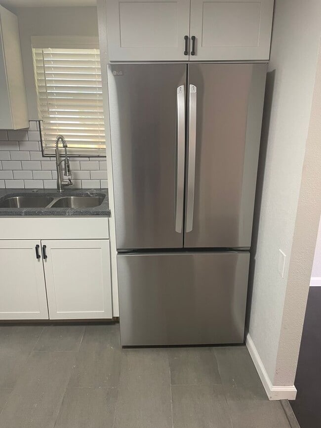 Building Photo - Charming Total Renovation!