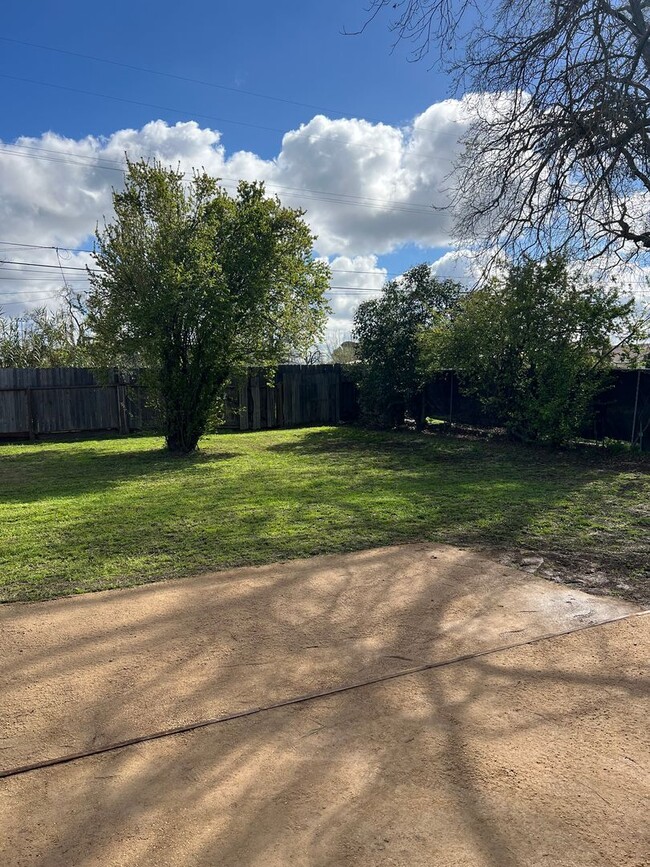 Building Photo - UPDATED 3 BEDROOM HOUSE WITH LARGE BACKYARD!