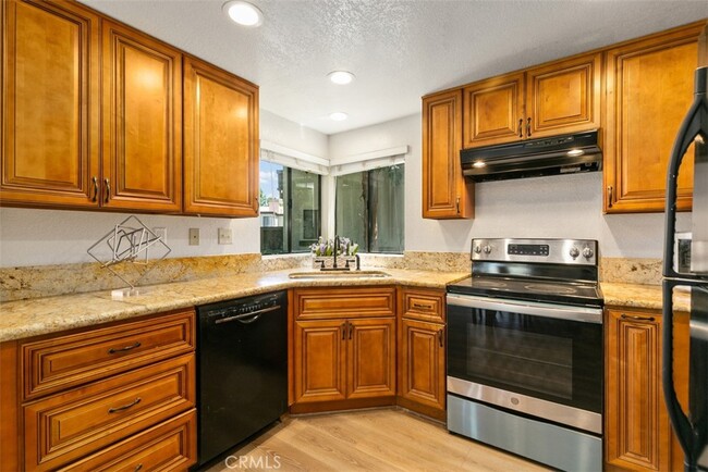 Building Photo - 22757 Lakeway Dr