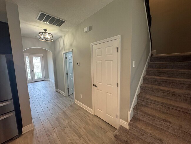 Building Photo - Spacious 5-Bedroom Riverview Home