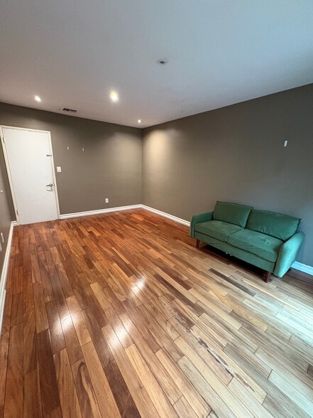 Building Photo - 9640 Royalton Dr