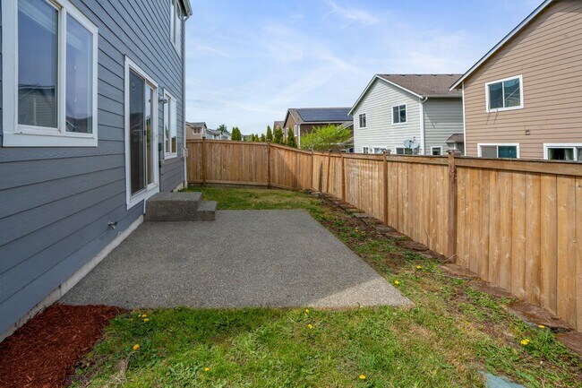 Building Photo - Lipoma Firs 5 bedroom with full bath on main.