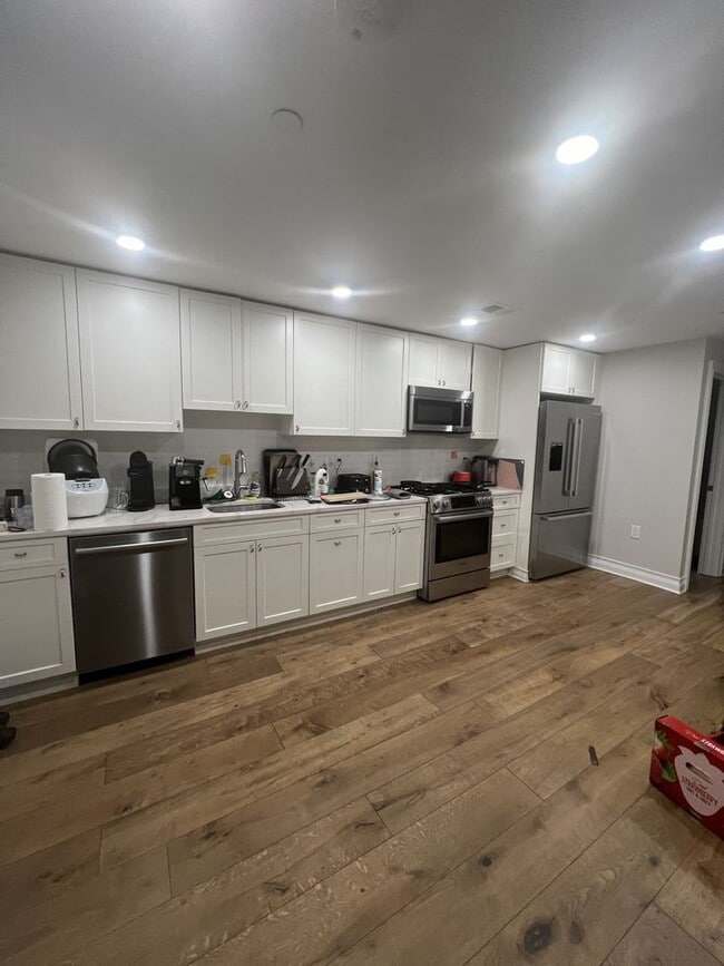 Building Photo - 4 Bedroom-No Broker Fee!