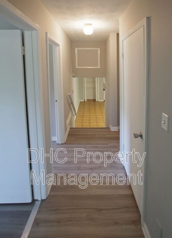 Building Photo - 210 Creekwood Ln