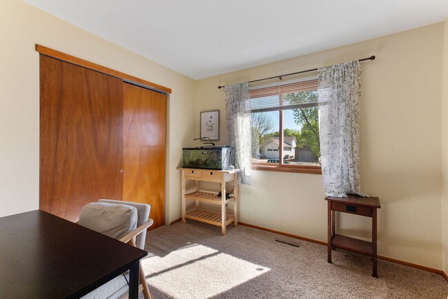 Building Photo - Classic 3 Bedroom 2 Bathroom in Fort Collins Ranch in an Incredible Location!