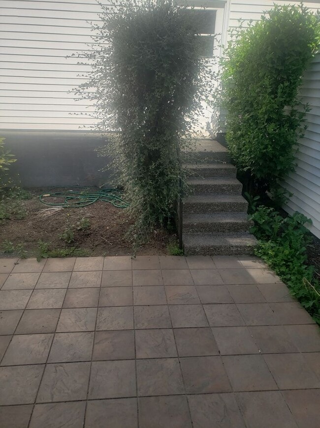 Building Photo - Spacious Townhouse with Two Car Garage!