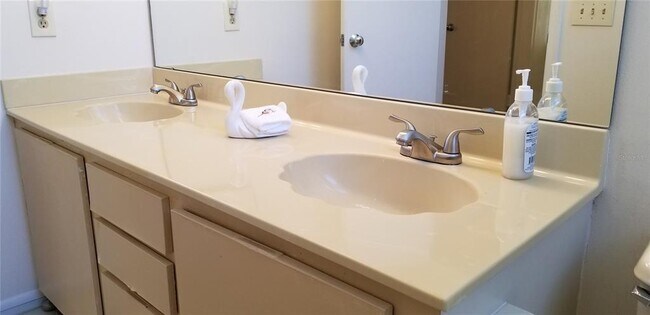 Building Photo - 6047 Bahia Del Mar Blvd S