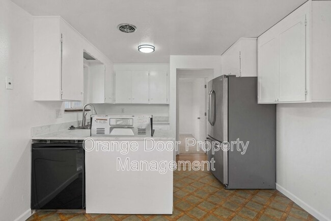 Building Photo - 9231 S K St