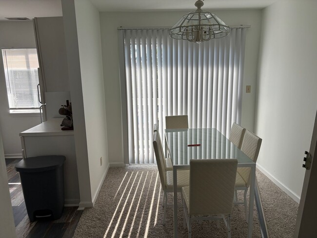 Building Photo - 2 BEDROOM 2 BATH ON 2ND FLOOR AT MYRTLE GR...