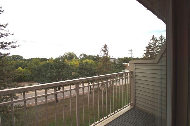 Building Photo - Pinto Suite