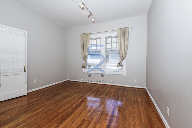 Building Photo - 920 Greenwood Ave NE