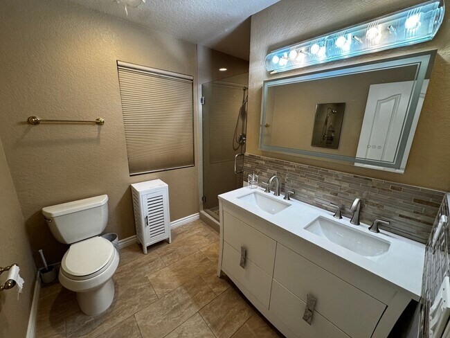 Building Photo - Custom Estate