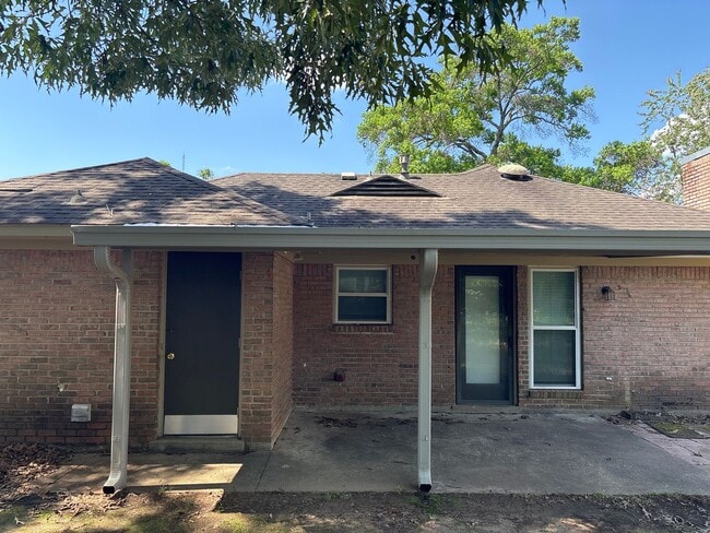 Building Photo - Charming home!