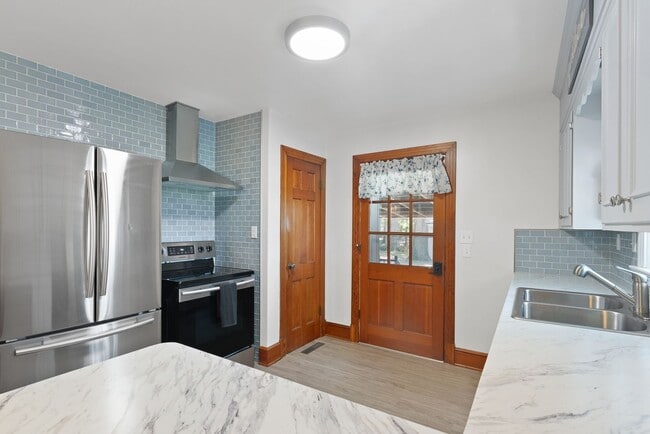 Building Photo - Brick 2-Bedroom Home Close to Farmville an...