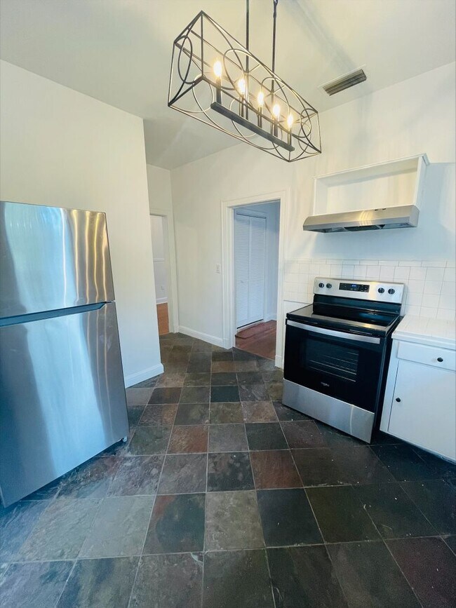 Building Photo - 2748 Vernon Terrace #2 1/1