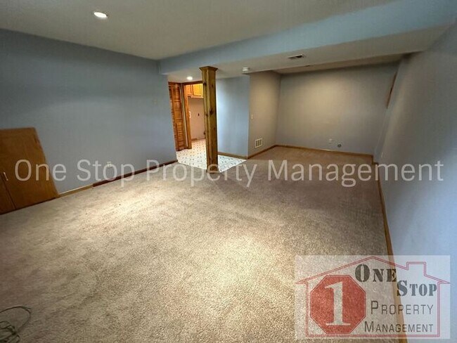 Building Photo - 3 bedroom, 2.5 bathroom home is desirable ...