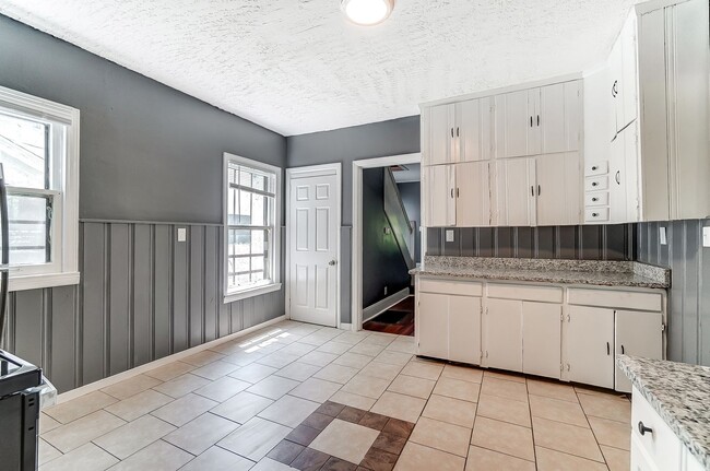 Building Photo - Spacious Three Bedroom in Dayton!