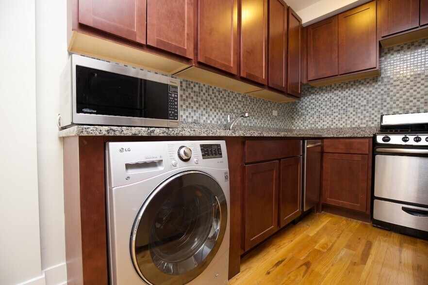 Building Photo - 555 W Arlington