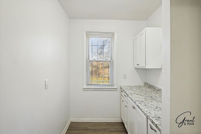 Building Photo - 4 Bedroom newly renovated $1475