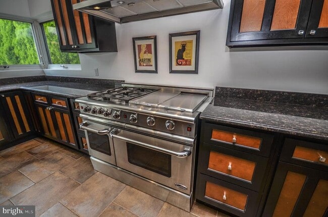 Building Photo - 3313 W Coquelin Terrace