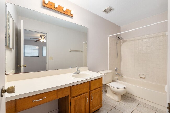 Building Photo - Spacious 3/3 townhome-style condo in Rockwood Villas with washer/dryer