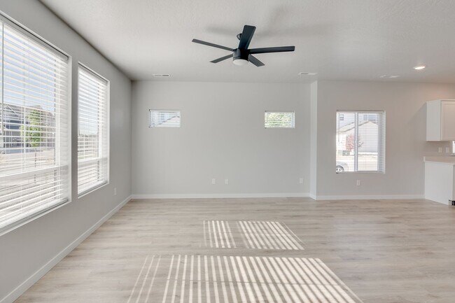 Building Photo - This gorgeous 3 bedroom, 2.5 bath townhome is 1440 square feet of HOME!