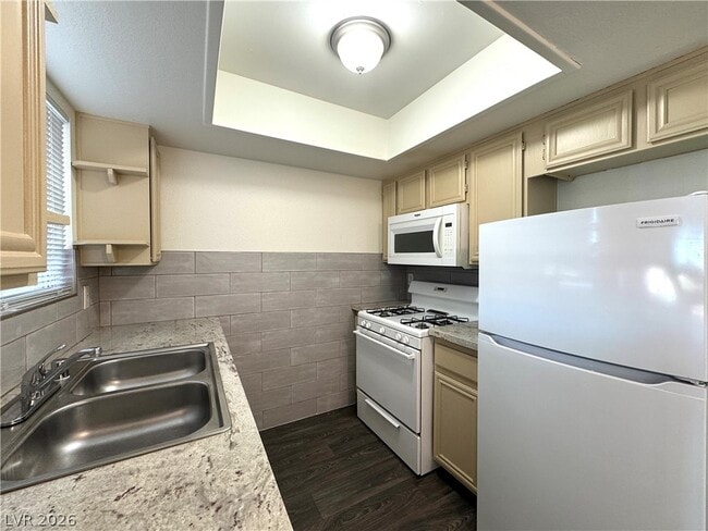 Building Photo - 8070 W Russell Rd