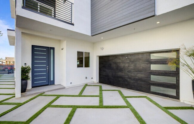Building Photo - 5639 Riverton Ave