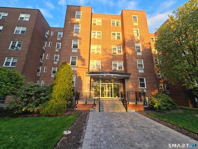 Building Photo - 39 Glenbrook Rd