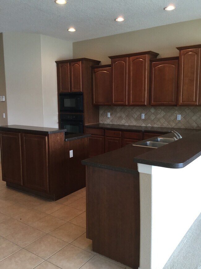 Building Photo - BRISTOL ESTATES 4 BEDRROM, 4 BATHROOMS, 3 CAR GARAGE HOUSE