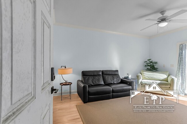 Building Photo - Charming Townhouse Near the Heart of Charleston – Comfort & Convenience in One!