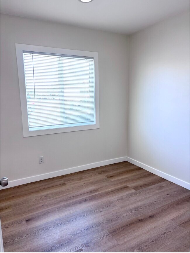 Building Photo - 1416 W 130th St