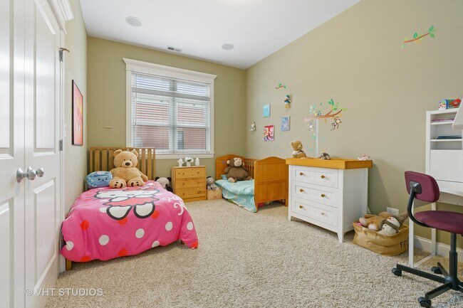 Building Photo - 3820 N Greenview Ave