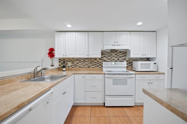 Building Photo - 4270 SW 70th Terrace