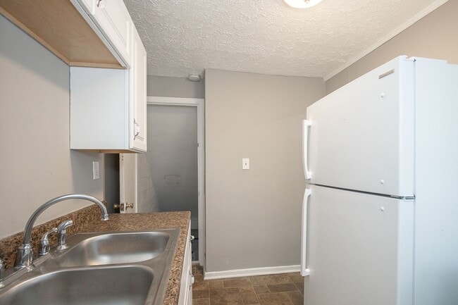 Building Photo - NEWLY RENOVATED! 2 BED, 1 BATH BEAUTIFUL SINGLE-FAMILY HOME!