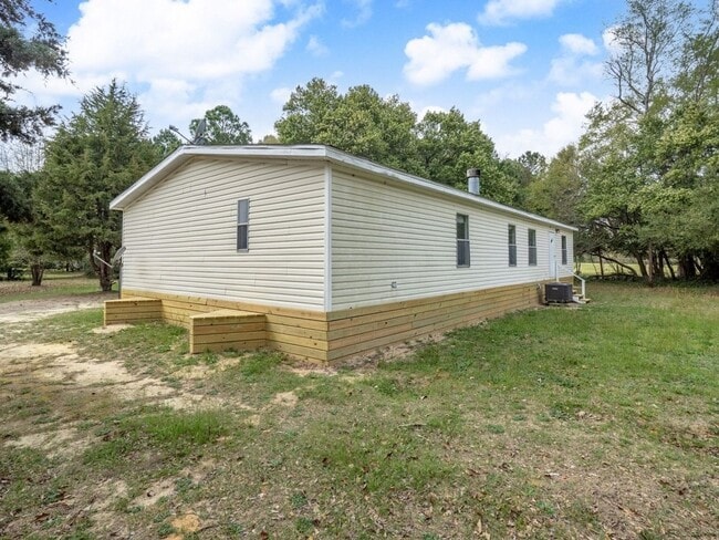 Building Photo - Explore our recently upgraded 3 bedroom 2 bath home
