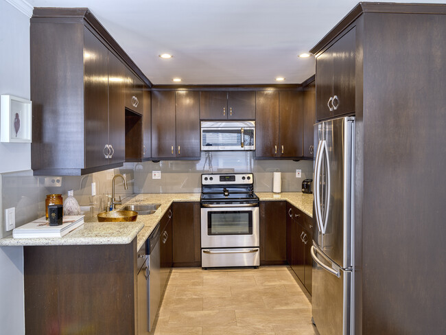 Building Photo - 324 N Oakhurst Dr