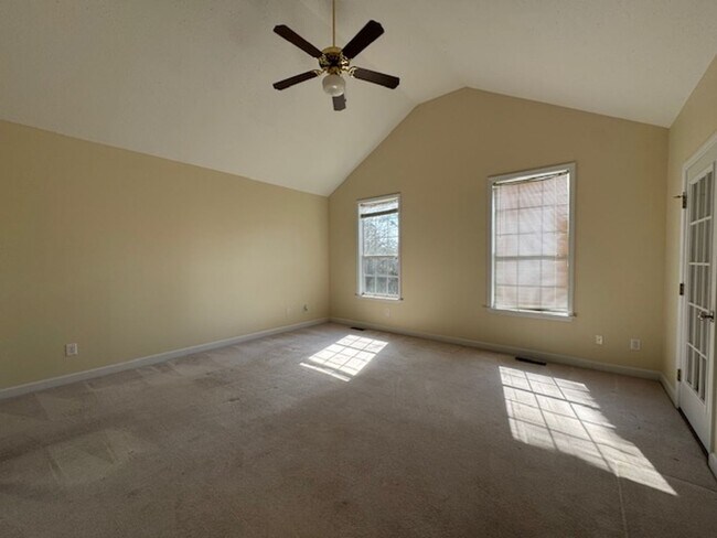 Building Photo - Brittany Lakes