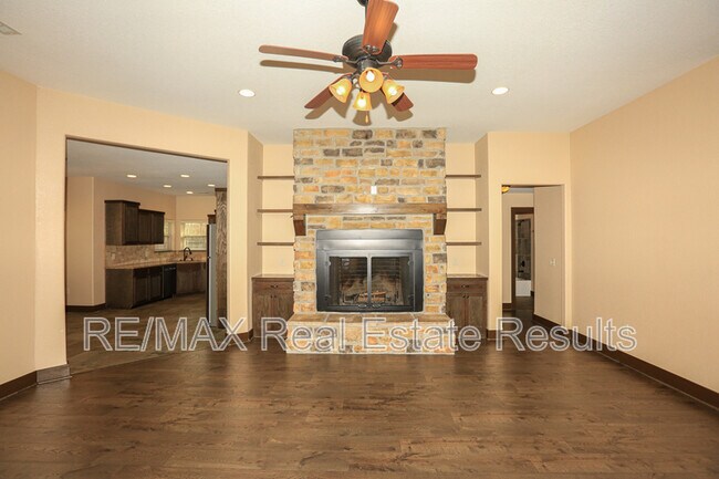 Building Photo - 1000 Peak St